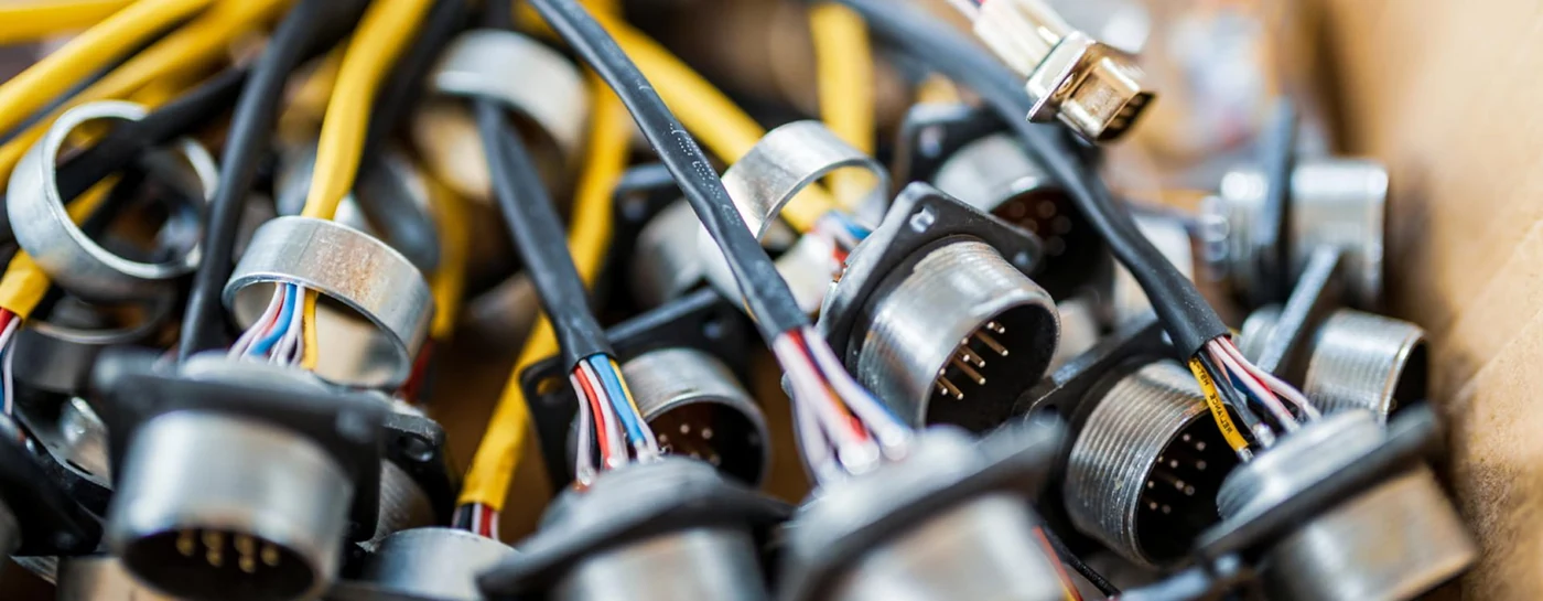 Electrical wiring harnesses and circular connectors